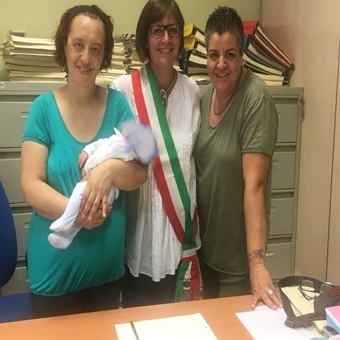 Diritti Civili: anche a Cormano, via libera alla prima registrazione di un bimbo con due mamme